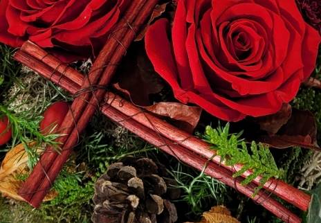 Totensonntag allereiligen Gesteck mit Kreuz in Herzform