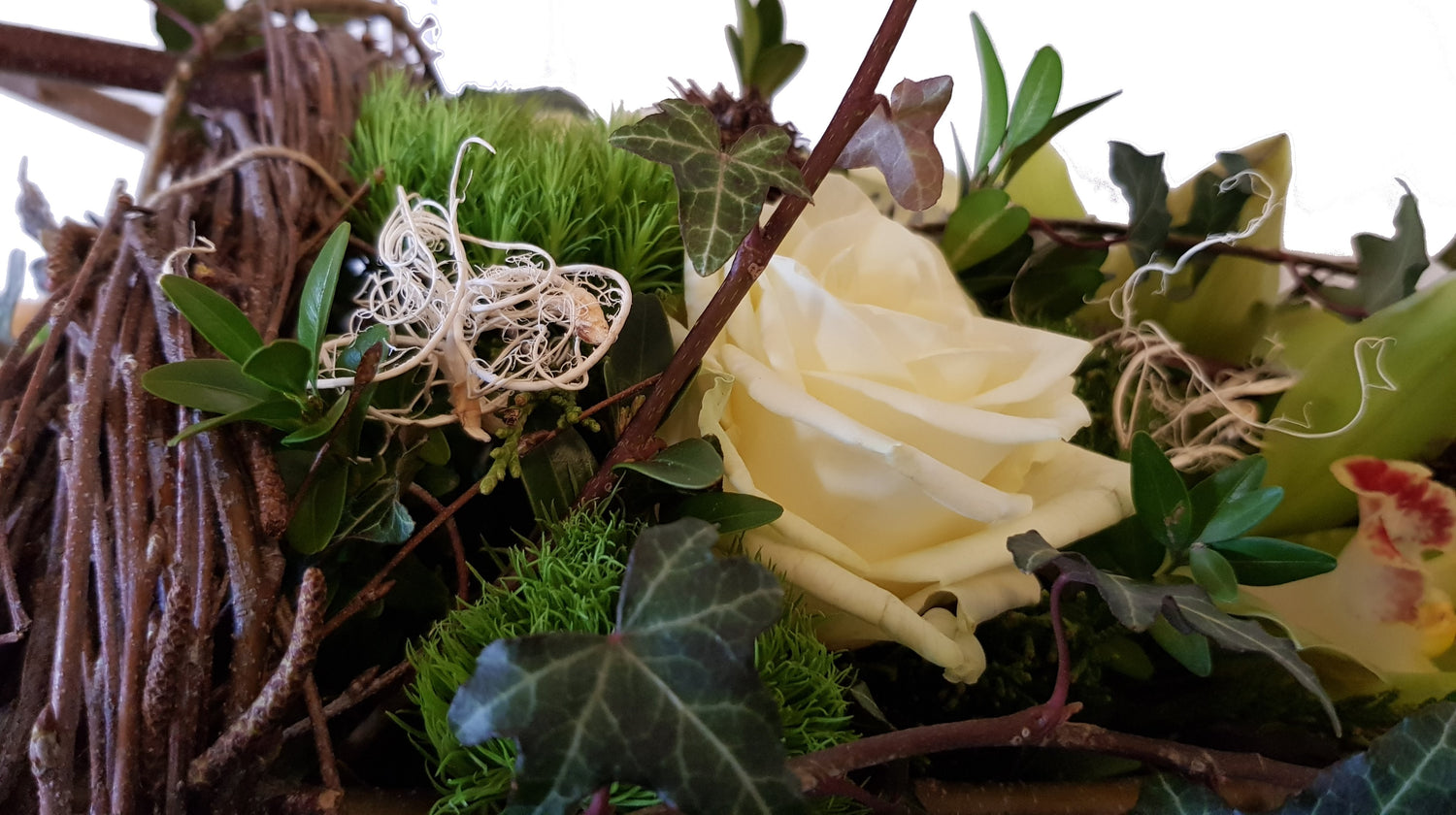 Gesteck mit Rosen und Orchiedea in Weiß - echte Blumen