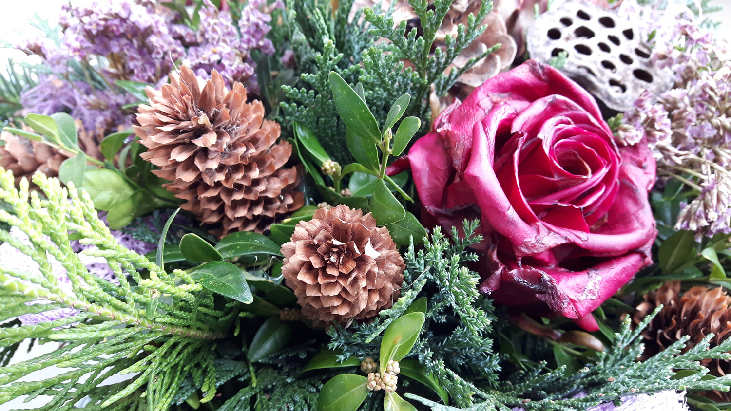 Gesteck Friehof mit roten Rosen 