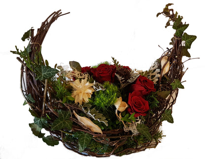 Gesteck Trauer mit roten Rosen - besondere und moderne Form - Schiffchen - vom Floristen individuell gefertigt - in Rot Weiß mit Naturmaterialien und frischem Beiwek