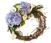 Kranz Beertigung Blau weiß frische Blumen 