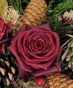 Gesteck Friedhof mit gewachsten roten Rosen