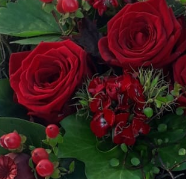 Gesteck Friehof mit frischen roten Rosen zur Beisetzung