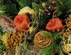 Gesteck Grab - Winter - gelb orange 