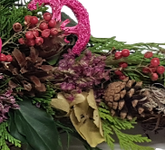 Gesteck Grab Winter - mit Naturmaterialien - in pink, rot mit weiß