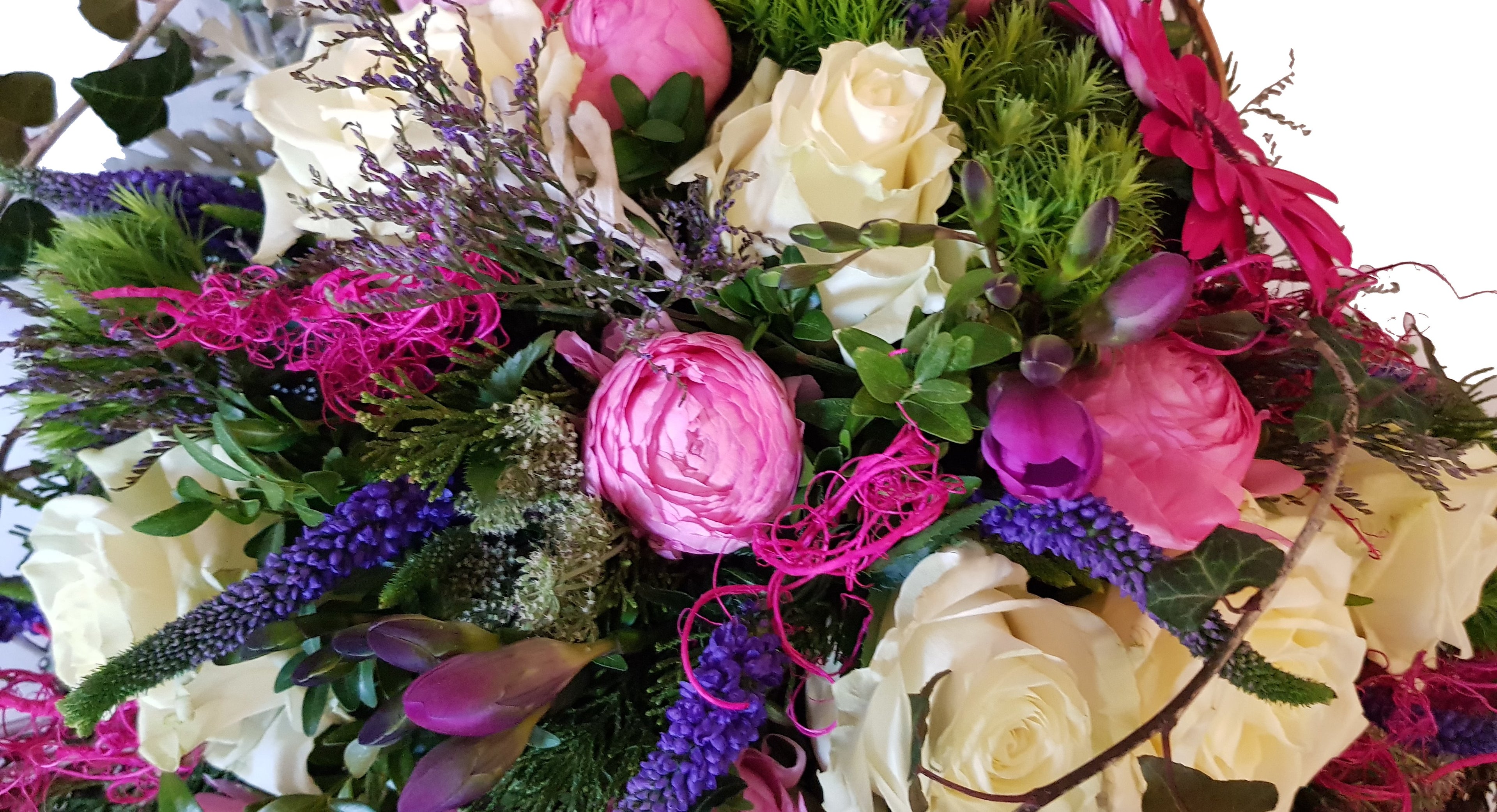 Blumengesteck Herz - Grab Bestattung, mit echten Blumen für eine Frau mit Rosa Rosen, pink Freesien, weiß Rosen und lila Akzente - vom Floristen gefertigt - Handarbeit