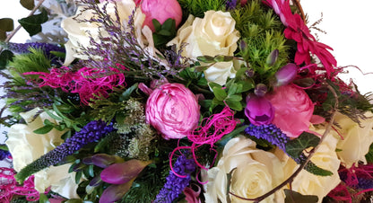 Blumengesteck Herz - Grab Bestattung, mit echten Blumen für eine Frau mit Rosa Rosen, pink Freesien, weiß Rosen und lila Akzente - vom Floristen gefertigt - Handarbeit