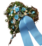 Gesteck Herz mit blauen Rosen