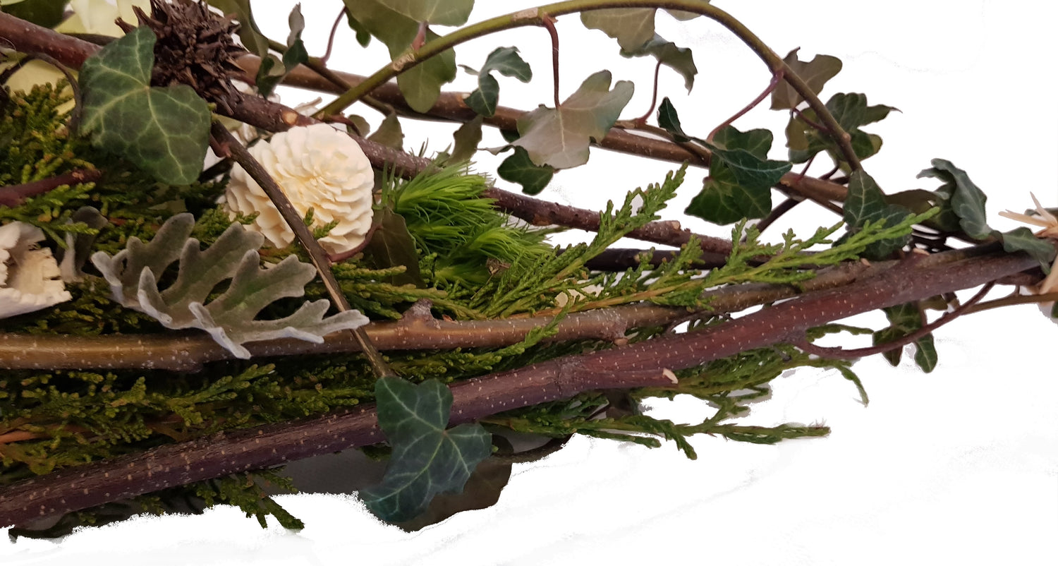 Frische Blumen - Friedhof, Grab, Sterbetag, Beerdgung  in Weiß Grün mit Rosen und Orchiedea - besondere Form - Füllhorn