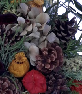 Gesteck besondere Form - Grab, Friedhof, Winter - Form Träne geflochten aus Gras - mit frischem Beiwerk - Natur Fruchtstände - Orange Pysalis, braune Zapfen, Hortensie, gelber Mohn