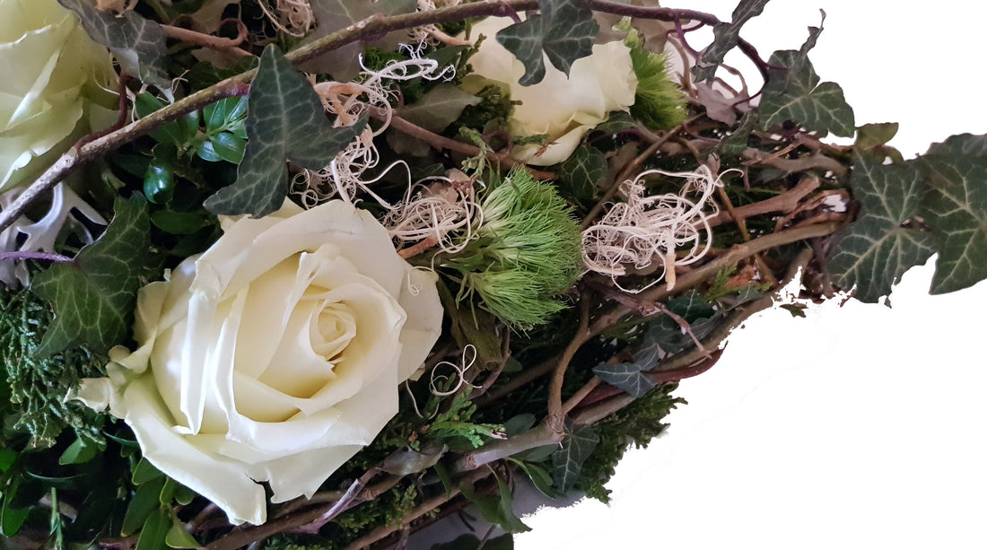 Gesteck im Weiß mit Rosen zur Beisetzung