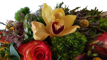 Gesteck mit Orchiedee und Rosen für Bestattung