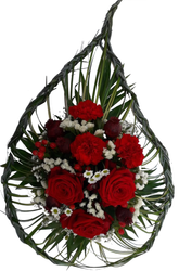 Besonderes Blumengestec zur Beerdigung - Form Traene - aus Gras Geflochten in rot weiß mit frischen Blumen gestaltet - rote Nelken, Hypericum und Rosen mit Weißen schleierkarut und Santinis
