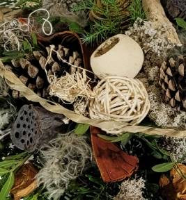 Gesteck Winter in rot und weiss Grabgesteck mit Natur