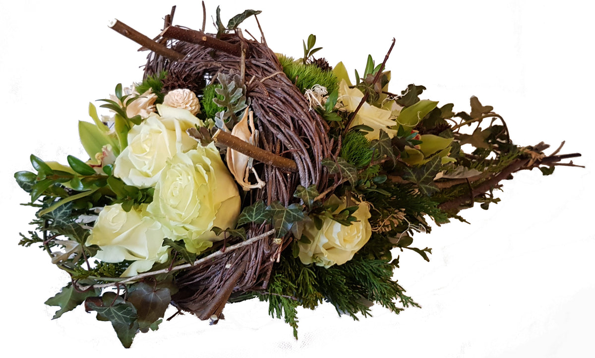 Grabstrauß ✱ edle Blütenpracht ✱ blumig und liebevoll gestaltet – Rosenrot Flora Trans