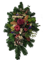 Gesteck Winter mit roten Rosen