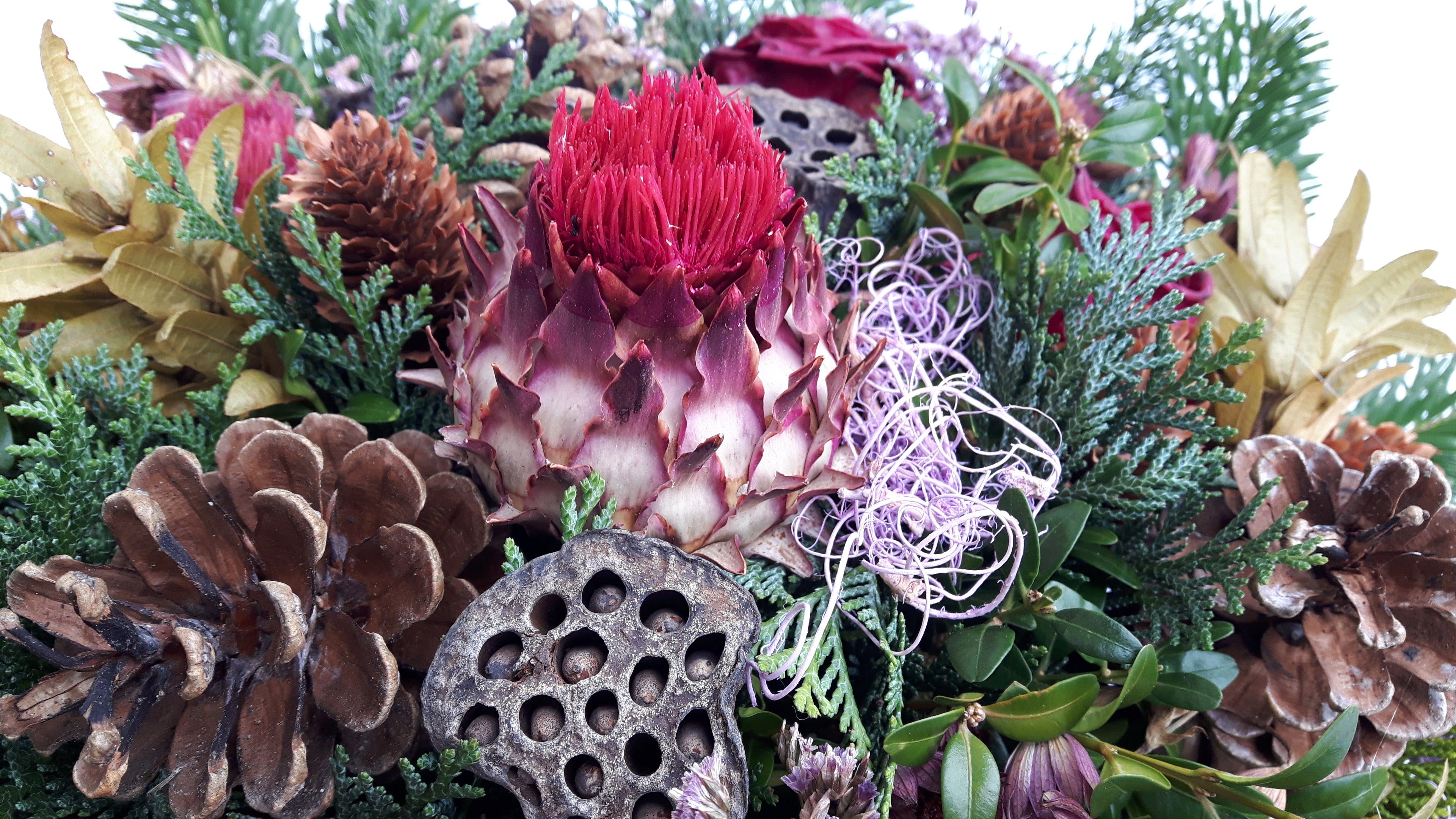 Trauergesteck Allerheiligen mit echten roten Rosen 