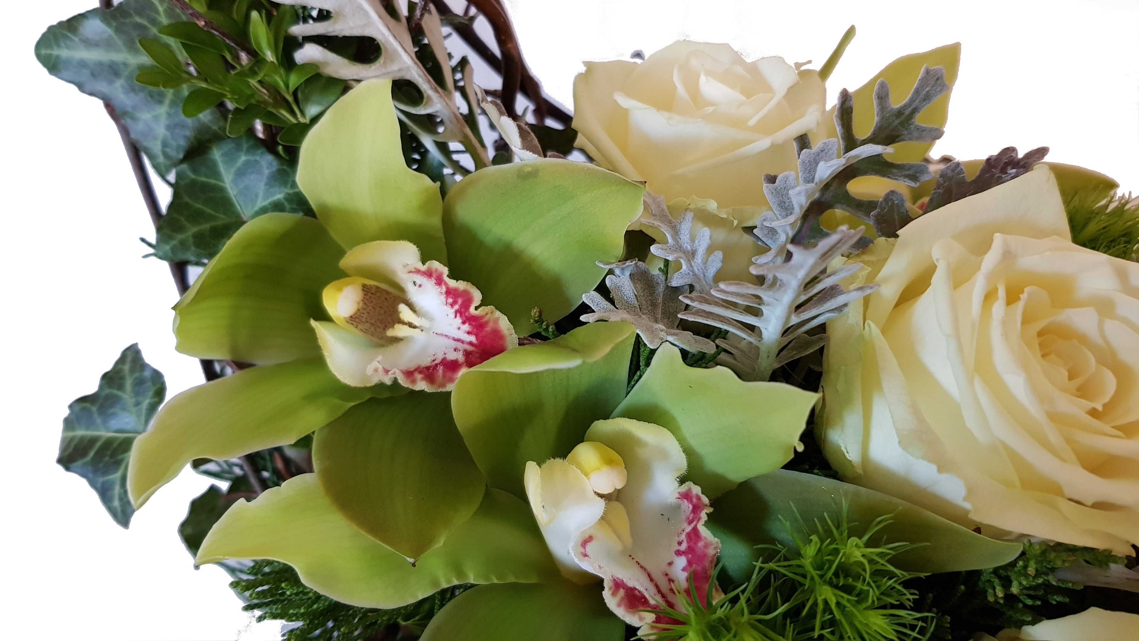 Trauergesteck Grab mit Rosen und Orchiedeen 