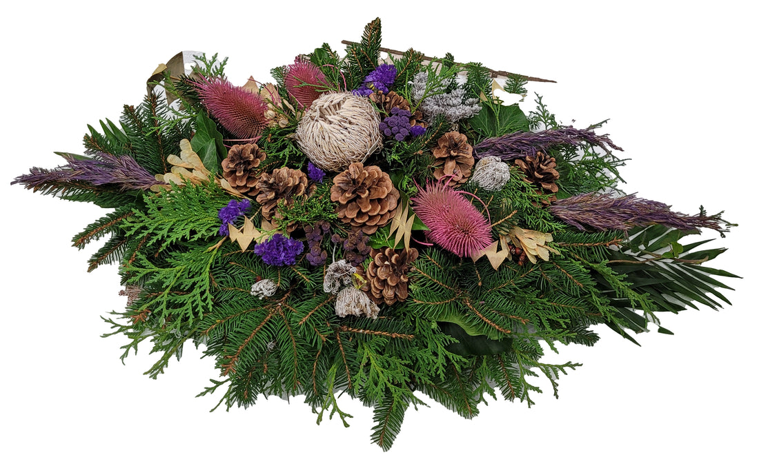 Grabgesteck mit Trockenblumen zum Gedenktag - mit frischer Tanne und Trockenmareialien - Gräßer Statice Distel