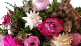 Grabgesteck mit echten Blumen zur Beerdgung - mit Rosen, Gerbera und anderen Blumen der Saison - in Rosa, Weiß, Pink, 