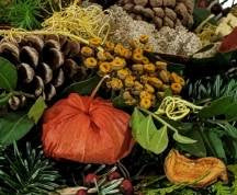 Grabschale mit Naturmaterialien