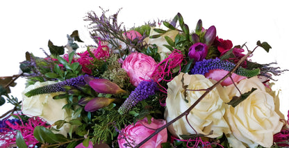 Blumiges Trauergesteck Form Herz Asymetrisch - vom Floristen gesteckt in Steckmasse - somit ist eine Wasserversorgung vorhanden