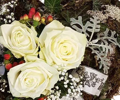 Herz Grab - Bestattung - mit weißen Rosen 