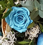 Herz mit blauen konservierten Rosen zur Bestattung mit Trauerschleife - Haltbar mit echter Tanne und Naturmaterialien in Blau Weiß