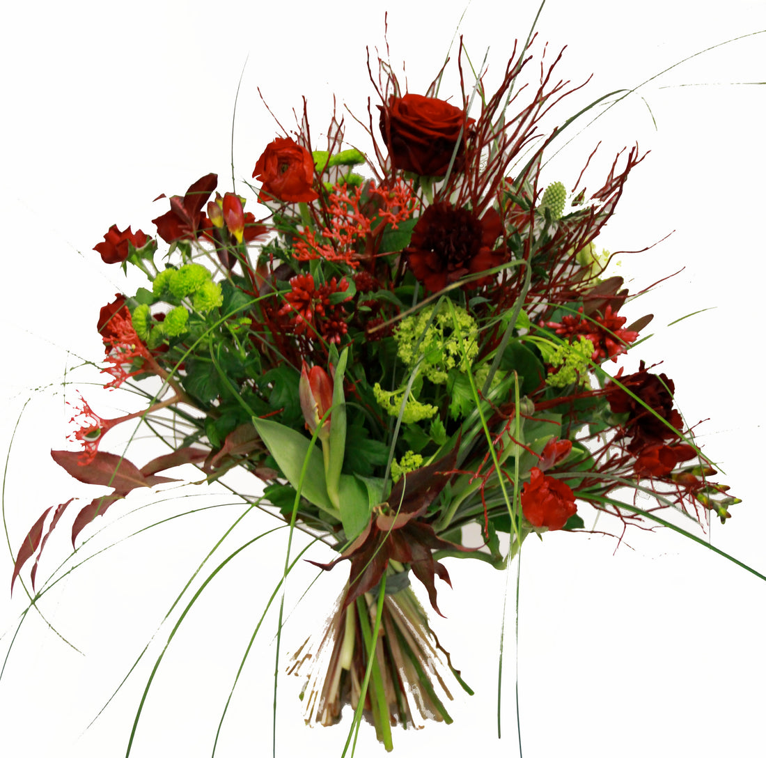Sommerlicher natürlicher roter Blumenstrauß mit u.a.Rosen 