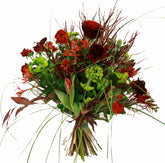 Sommerlicher natürlicher roter Blumenstrauß mit u.a.Rosen 