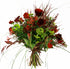 Sommerlicher natürlicher roter Blumenstrauß mit u.a.Rosen 