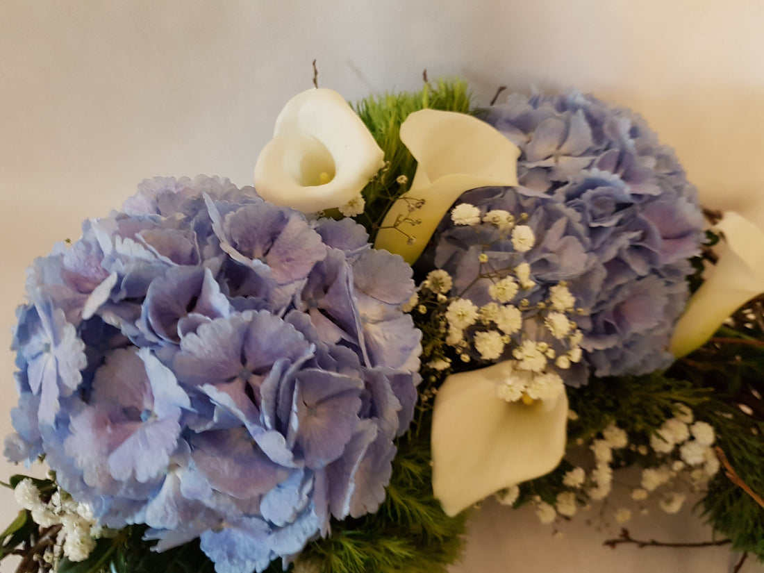 Blumiger Trauerkranz zur Beerdigung in Blau weiß - mit Calla und Hortensie zur Beerdgung