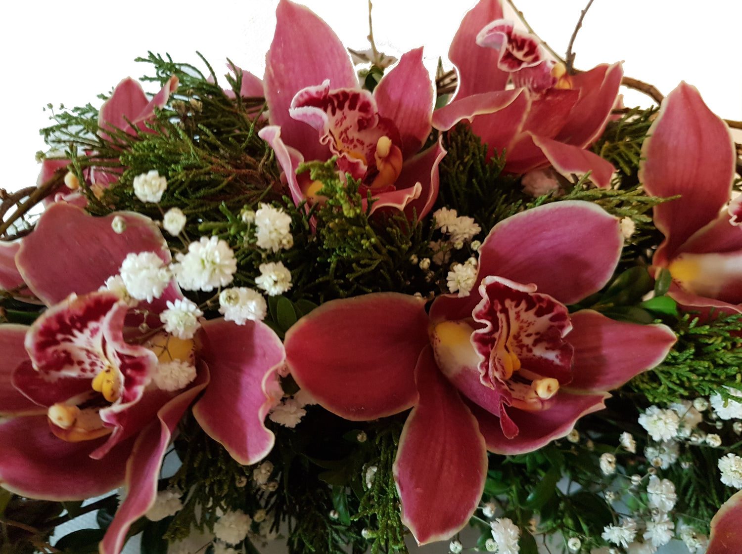 Kranz zur Beerdigung rötliche Orchideen je nach Verfügbarkeit - Cymbiedea oder Phalaenopsis - Moderner Trauerschmuck auch für Urne geeignet