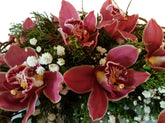 Kranz zur Beerdigung rötliche Orchideen je nach Verfügbarkeit - Cymbiedea oder Phalaenopsis - Moderner Trauerschmuck auch für Urne geeignet