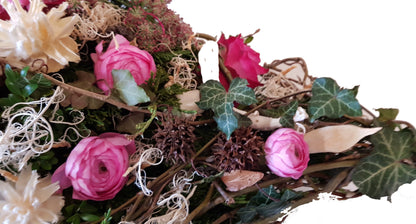 Grabgesteck mit echten Blumen zur Beerdgung - besondere Form - Träne Tropfen mit Naturranken die die Form ergeben - Gesteck Blumig gefüllt it Trockenmaterialien ergänzt