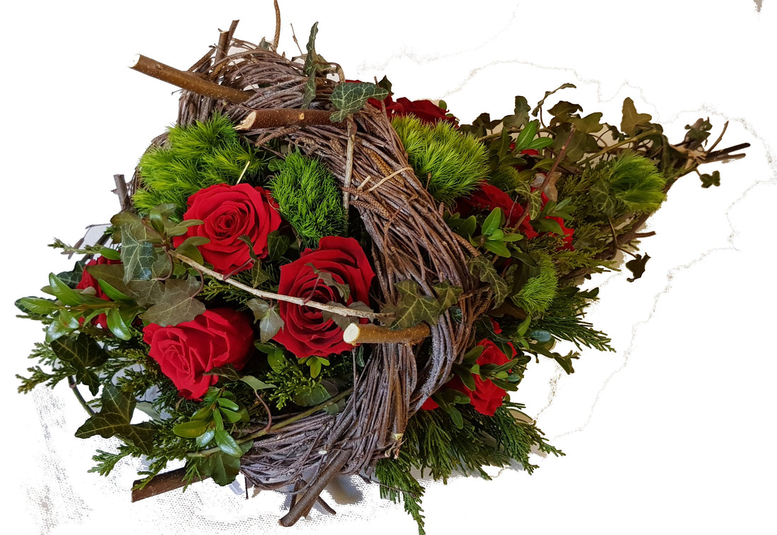 Trauerstrauß - unser Füllhorn ist eine perfekte Alternative liebevoll und blumig gestaltet - mit Roten Rosen