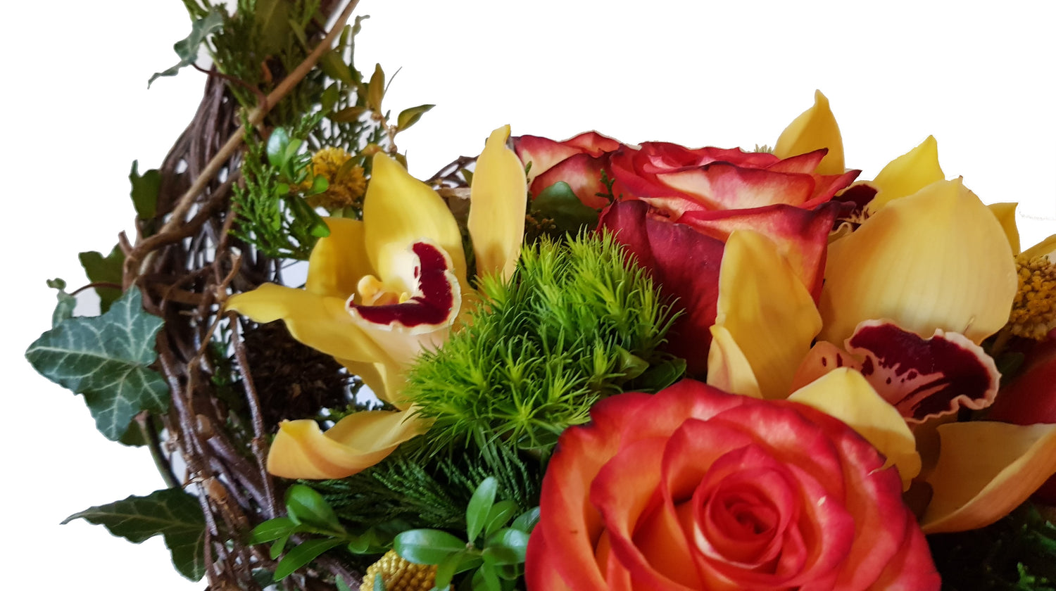 Modernes Gesteck Trauer mit Rosen und Orchiedeen