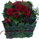 Modernes Grabgesteck mit frischen Blumen wie Rote Rosen zur Beerdigung