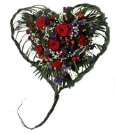 Modernes Gesteck - Herz geflochten - frische Blumen Beisetzung - in Rot Lila weiß - mit Roten Rosen