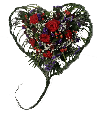 Modernes Gesteck - Herz geflochten - frische Blumen Beisetzung - in Rot Lila weiß - mit Roten Rosen