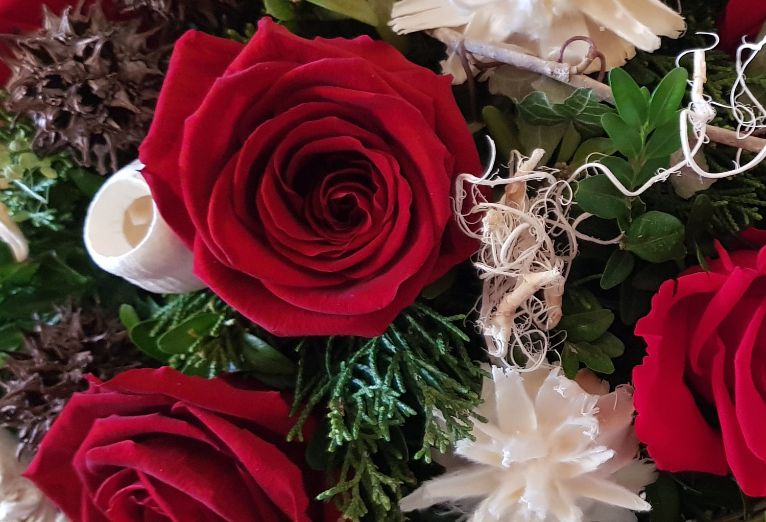 Gesteck besondere Form - Träne- mit Roten Rosen und Weißen Fruchtsände zur Beerdigung, Sterbetag, Friedhof, Grab