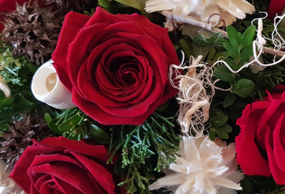 Gesteck besondere Form - Träne- mit Roten Rosen und Weißen Fruchtsände zur Beerdigung, Sterbetag, Friedhof, Grab