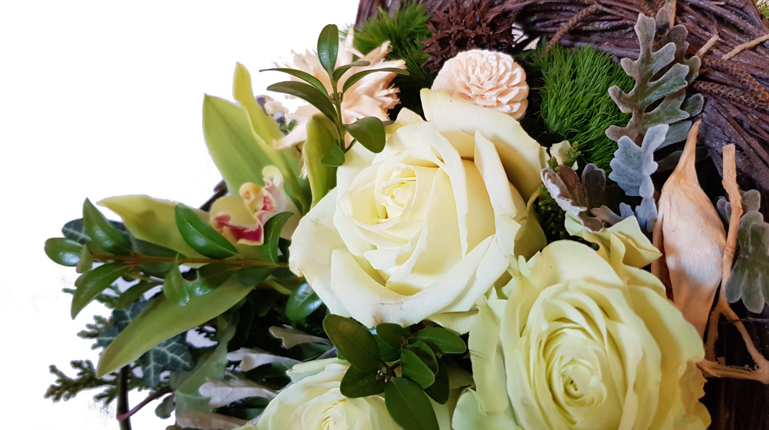 Gestec Beisetzung mit Rosen und Orchiedeen in weiß und Grün