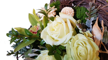 Gestec Beisetzung mit Rosen und Orchiedeen in weiß und Grün