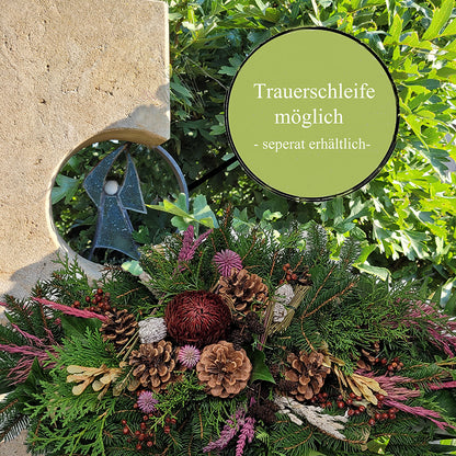 Trauergesteck für Grab - Haltbar Winter und Hochsommer - mit Naturmaterialien wie Zapfen, Lavendel, Gräser - Handarbeit vom Floristen