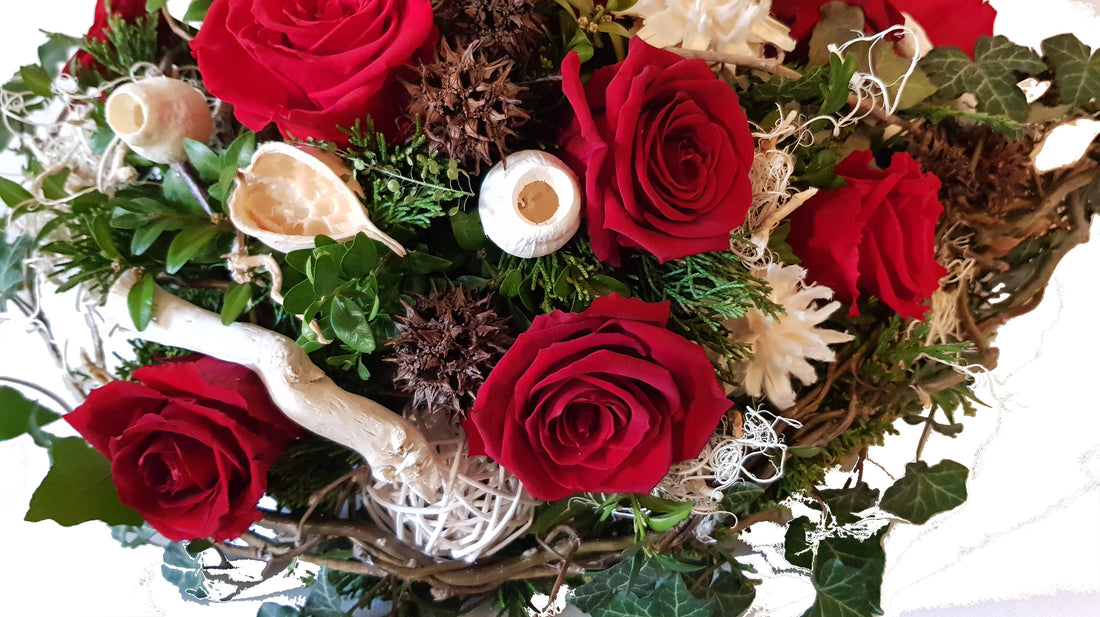 Trauergesteck zur Beisetzung mit Roten Rosen und weißen Fruchtsände