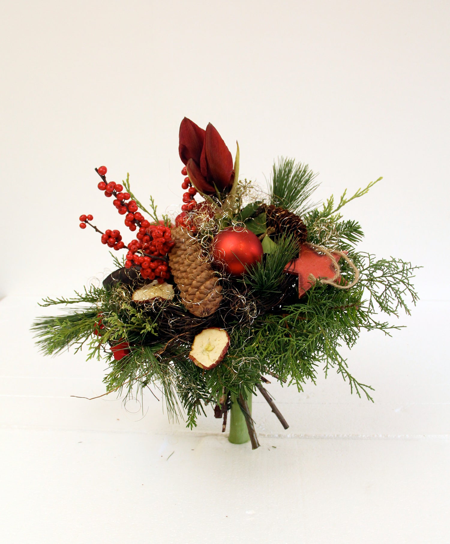 Adventsstrauß mit Amarylles typische frischen Blume in der Weihnachtszeit 