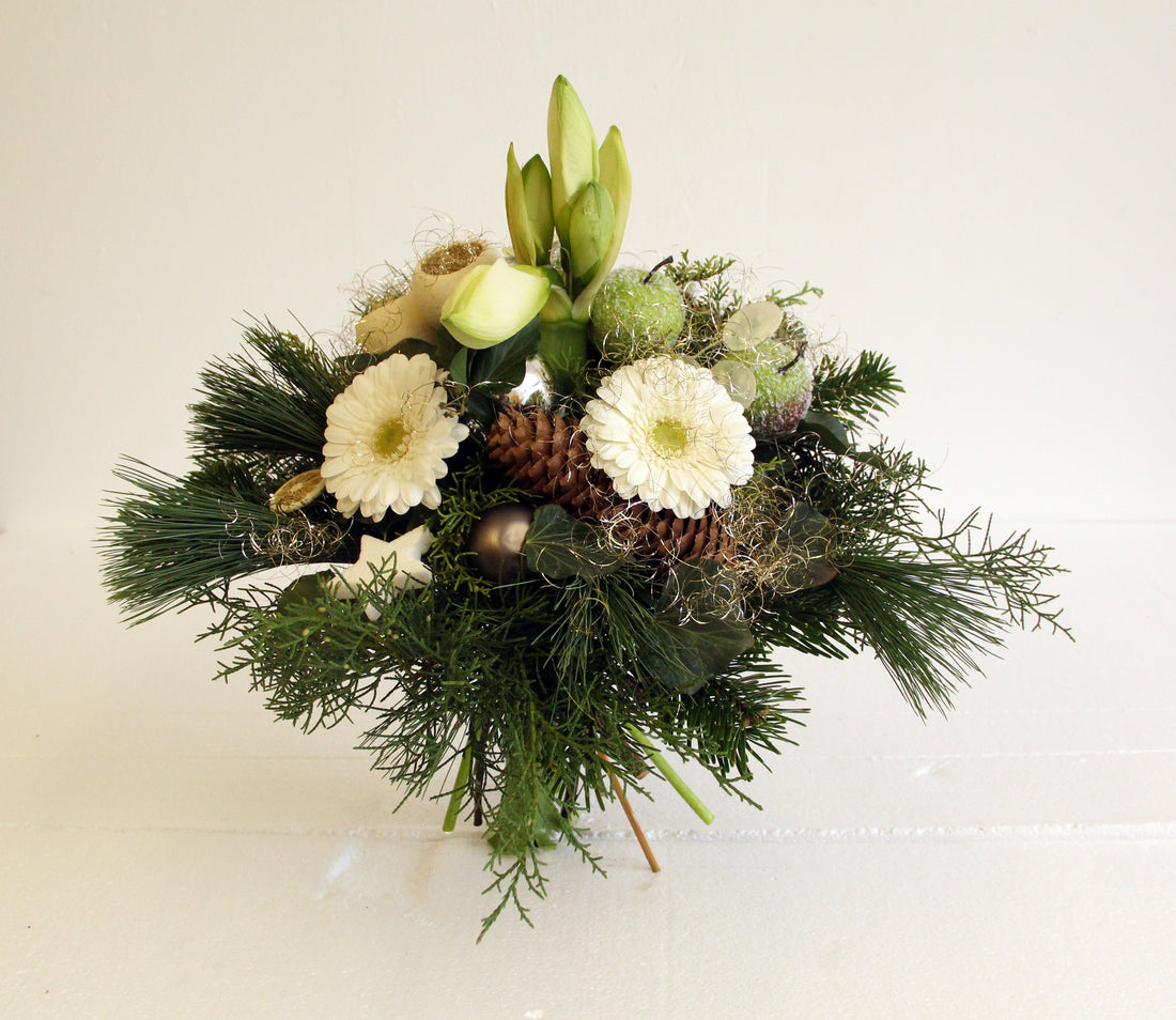 Adventsstrauß mit einer Weißen Amarylles und weißen Geberas,