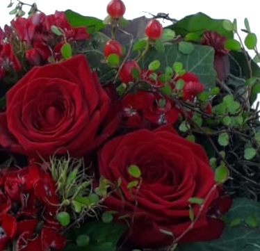 Besonderes Gesteck mit frischen Blumen wie Rote Rosen - Form Würfel - Bestattung