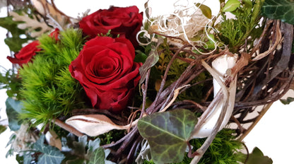 Gesteck mit frischen Rosen zur Beisetzung 